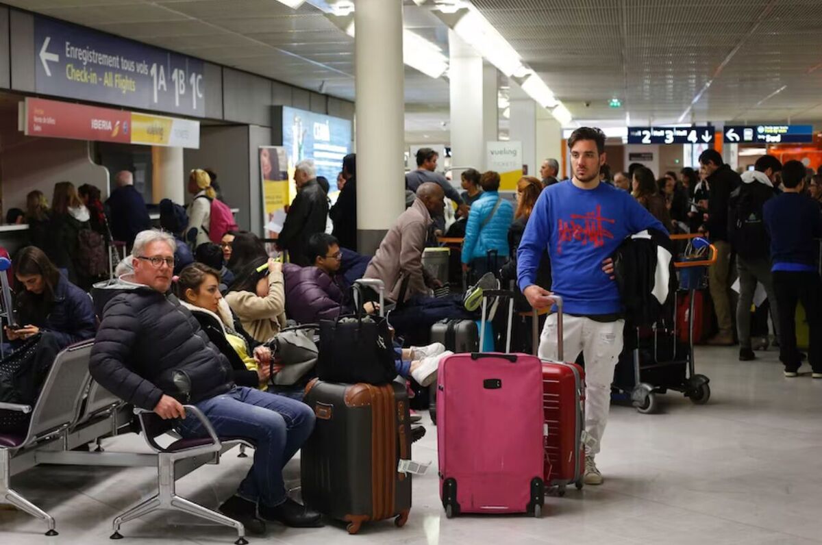 اعتصاب بی‌سابقه کارکنان فرودگاه‌های فرانسه صدها پرواز زمینگیر شدند