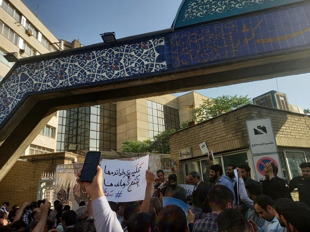 شعار طرفداران جلیلی: علیه پدرخوانده به نفع درمانده ها (+عکس)