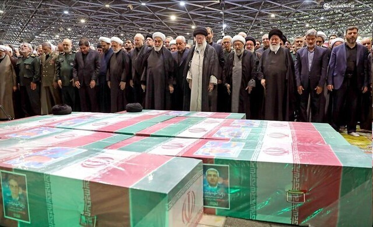 بازتاب اقامه نماز بر پیکر «شهدای خدمت» توسط رهبر انقلاب در خبرگزاری آسوشیتدپرس