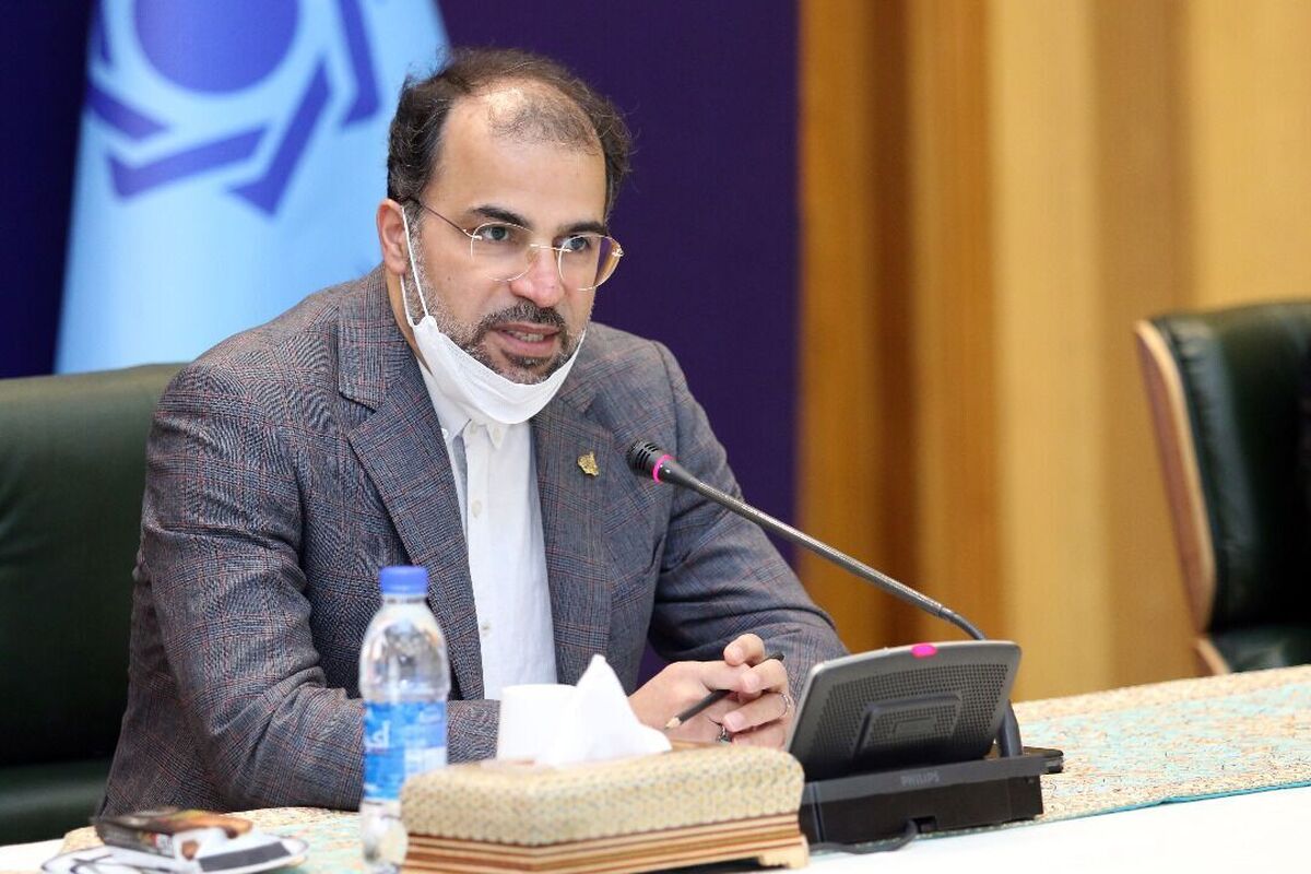 حمله مدیر روابط عمومی بانک مرکزی به روحانی: فرق است بین رئیس‌جمهور پرکار و رئیس‌جمهور خسته و پشت‌میز نشین