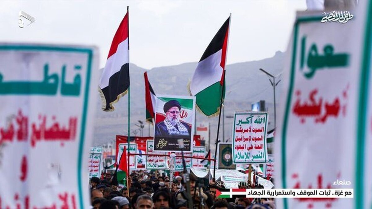 تصاویر رئیس‌جمهور شهید ایران در تجمع میلیونی مردم یمن برای حمایت از فلسطین (+عکس)