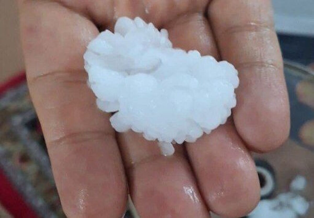 بارش تگرگ ۲۰۰ گرمی در خوی (+عکس)