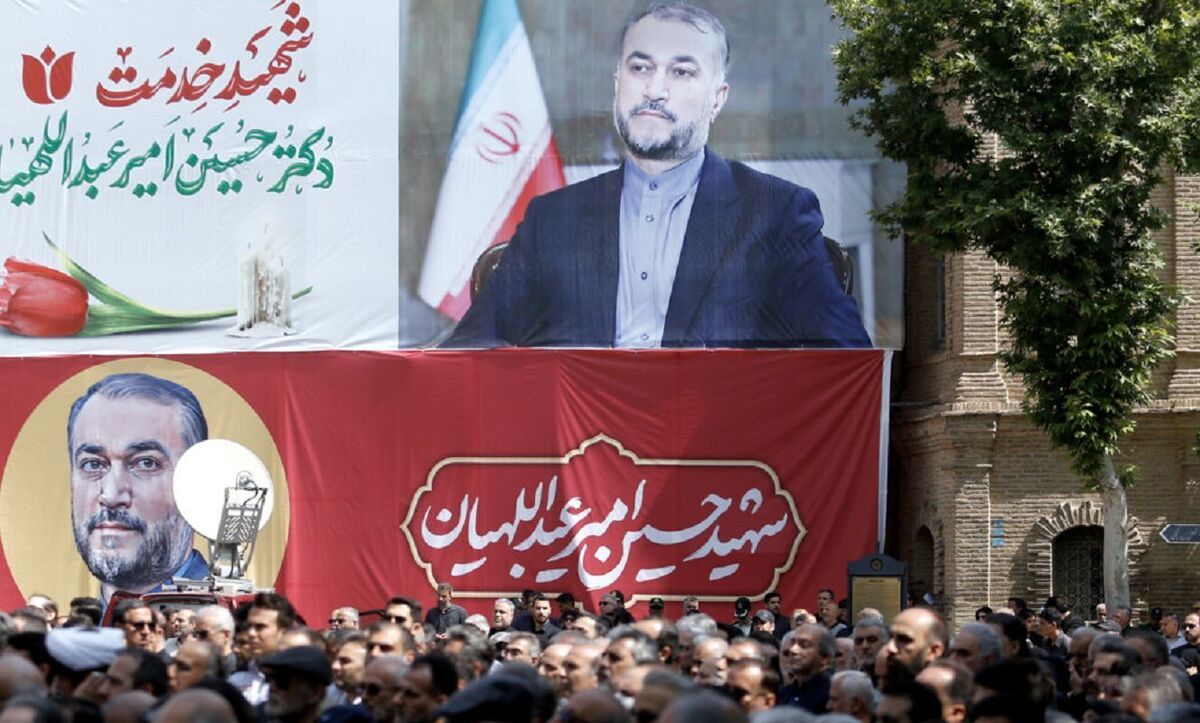 لحظه گفت‌وگوی رهبر انقلاب با همسر وزیر خارجه شهید+ عکس