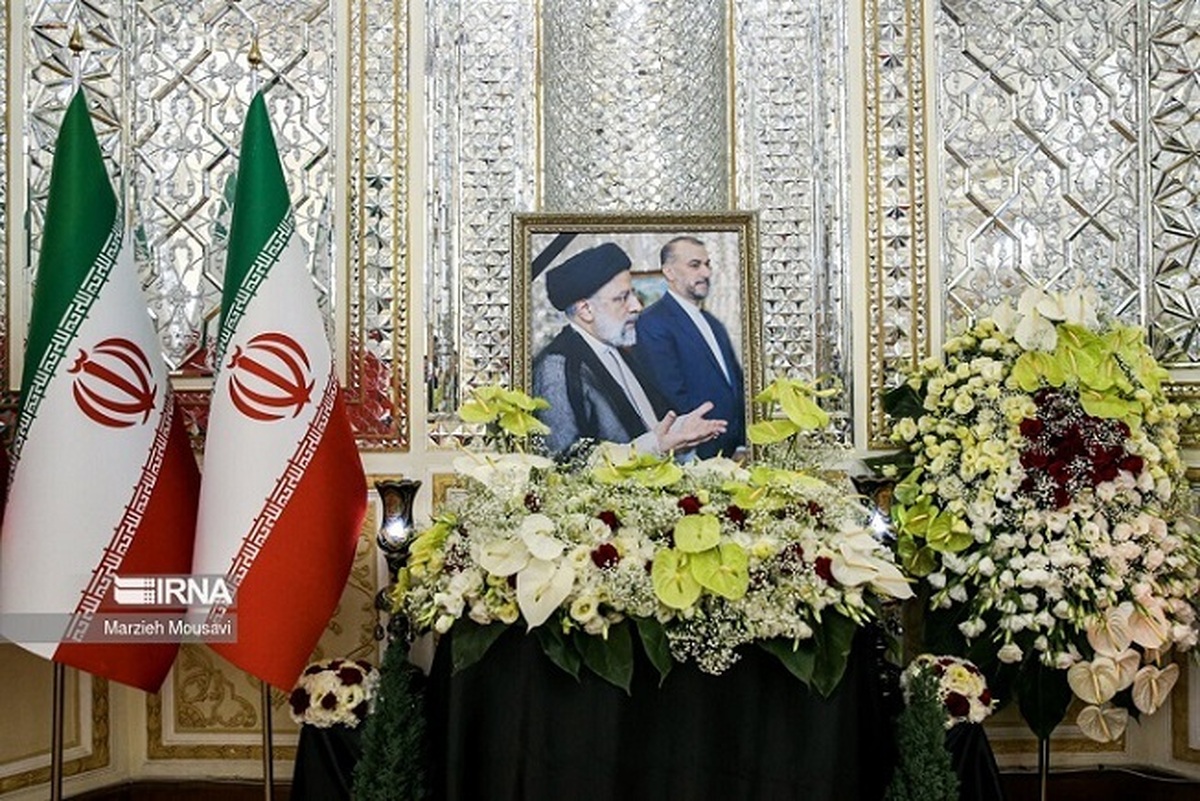 امضاء دفتر یادبود شهدای خدمت در وزارت خارجه (+عکس)
