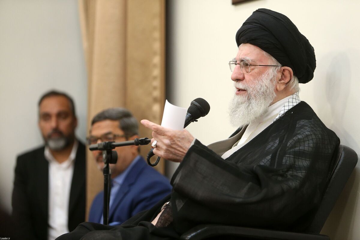رهبر انقلاب: کسانی که در دور اول رای ندادند مخالف نظام نیستند