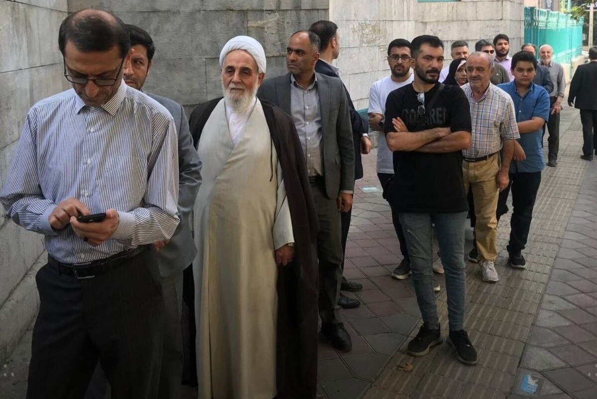 ناطق‌نوری در صف مردمی برای شرکت در مرحله دوم انتخابات (+عکس)