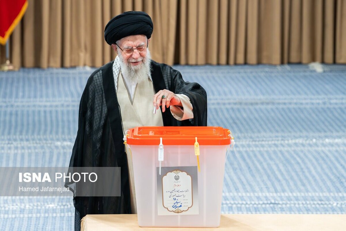 حضور رهبر انقلاب در مرحله دوم انتخابات ریاست جمهوری (+عکس)