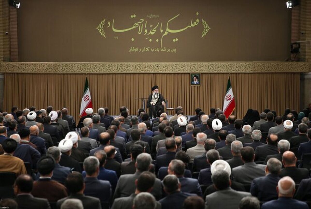 رهبر انقلاب: باید همه به رئیس جمهور منتخب در ادای وظایف کمک کنیم ؛ هدف قانون‌گذاری باید پیشرفت کشور و خدمت به مردم باشد
