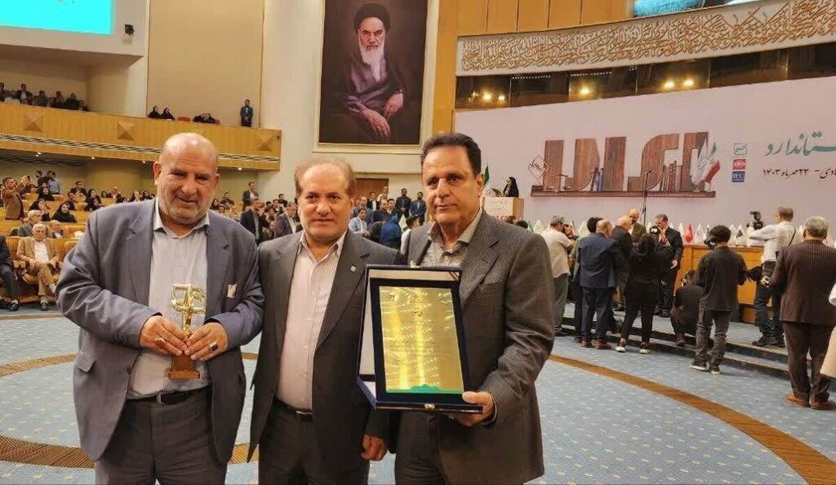 نشان واحد نمونه ملی استاندارد به نیشکر رسید (+عکس)