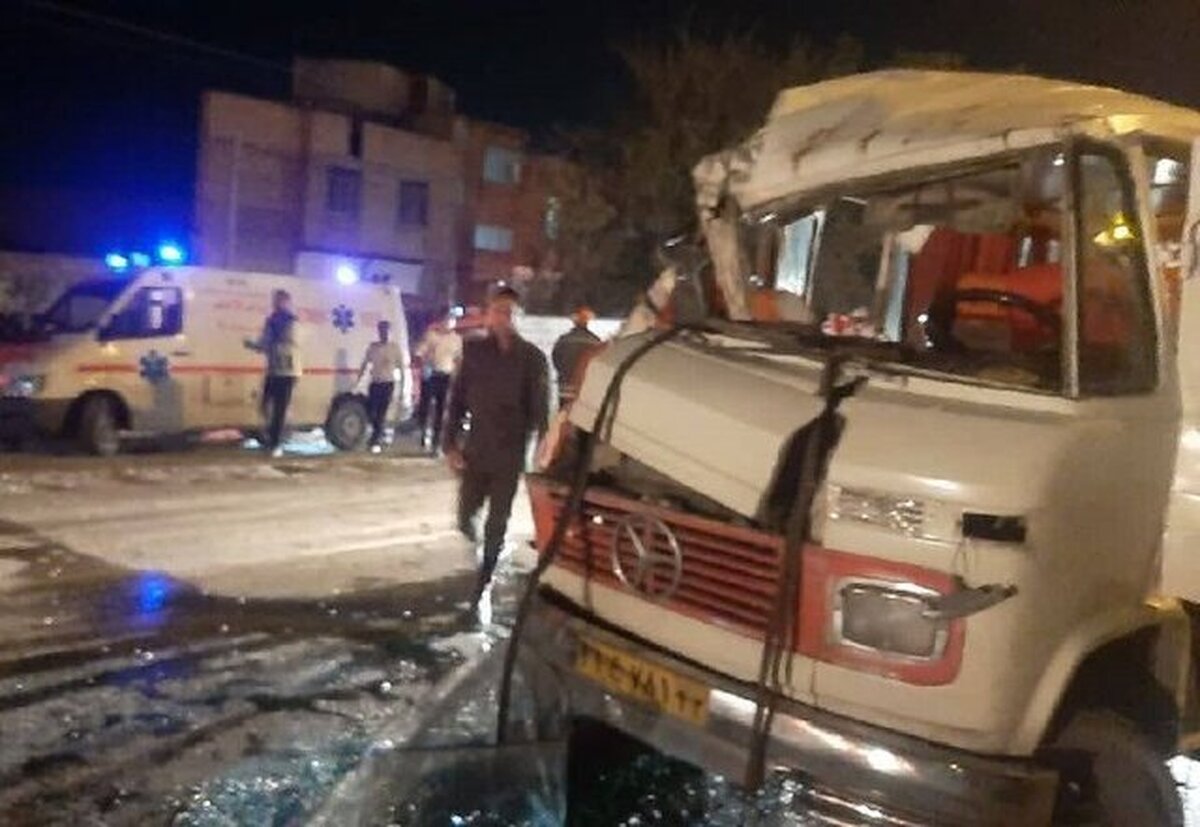 تصادف مینیبوس و کامیون در محور نیشابور با 18 مصدوم