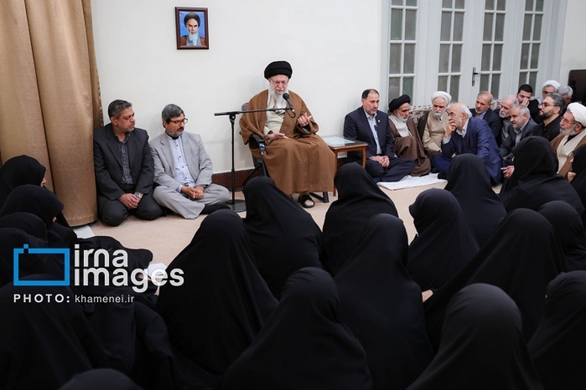 دیدار جمعی از اعضای جامعة الزهراء با رهبری (+عکس)