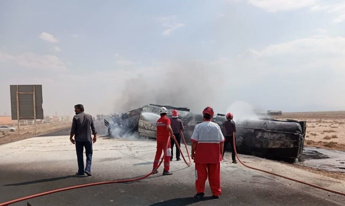 یک تانکر حامل اسید در مهاباد واژگون شد