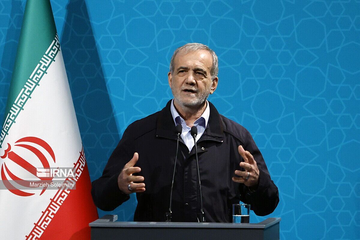 پزشکیان: نگاه دانشجویان بسیجی در زمان جنگ کمک به رزمندگان با هر تخصصی بود