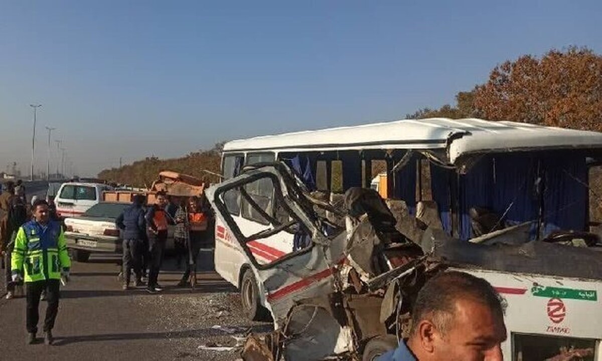 برخورد مینی‌بوس با درخت در لرستان با 11 مصدوم