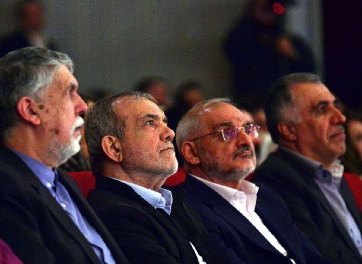 پزشکیان به تماشای «منظومه سیمرغ» نشست (+عکس)