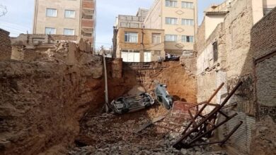 حادثه در تبریز؛ سقوط 2 خودرو به محل گودبرداری در منطقه عباسی (+عکس)
