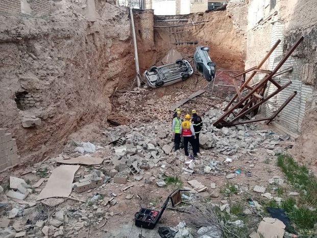 حادثه در تبریز؛ سقوط 2 خودرو به محل گودبرداری در منطقه عباسی حادثه در تبریز؛ سقوط 2 خودرو به محل گودبرداری در منطقه عباسی