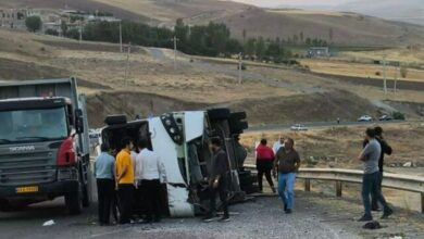 ۱۹ مصدوم در پی واژگونی مینی‌بوس در جاده اهر-ورزقان