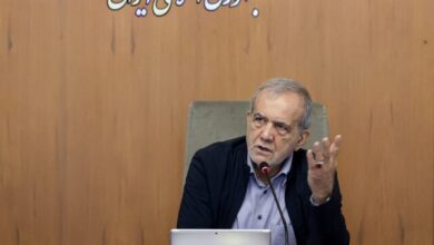 پزشکیان: پنل‌های خورشیدی نباید در گمرک بمانند