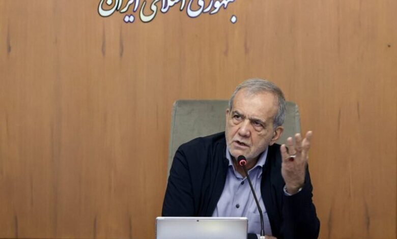 پزشکیان: پنلهای خورشیدی نباید در گمرک بمانند